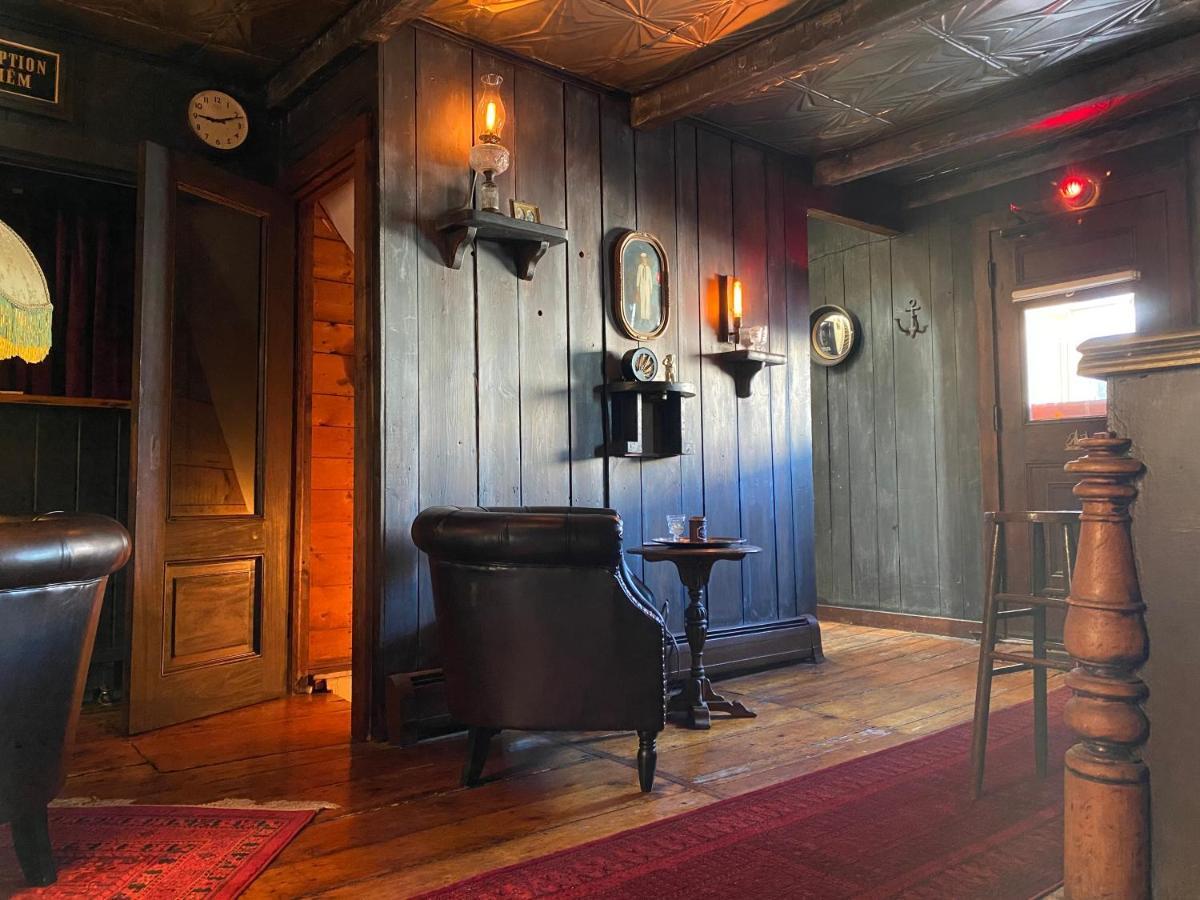 Crew'S Quarters Boarding House - Caters To Men Hotel Provincetown Exterior photo